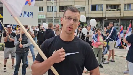 Muškarac iz Priboja, diplomirani pravnik, pridružio se skupu protiv blokada poručivši da želi da se nemiri u Srbiji zaustave, posebno u Beogradu, Novom Sadu i Valjevu