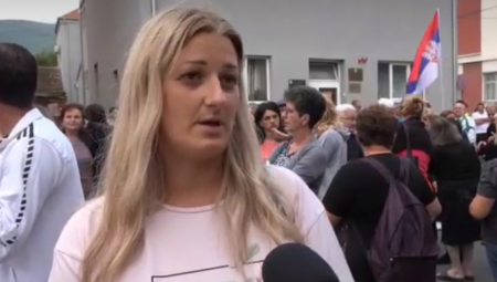 Dok se širom Srbije u 100 mesta održavaju mirna okupljanja građana, i u Beloj Palanci večeras je poslata snažna poruka – obični ljudi žele mir, stabilnost i povratak normalnom životu.