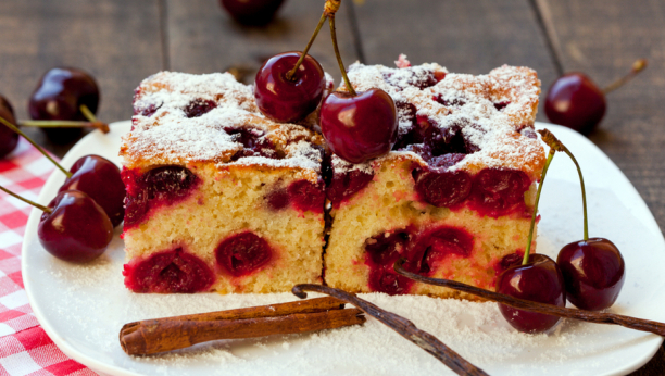 žuti kolač sa trešnjama