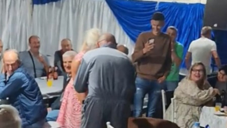 Poznato je da se na svadbama i slavljima širom Srbije pevačima daje bakšiš, ali ono što se nedavno dogodilo na jednom veselju prevazišlo je sva očekivanja