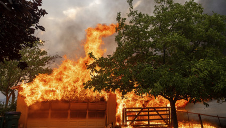 Manji požar izbio je danas u hladnjači na Zrenjaninskom putu, pre skretanja za Kać.