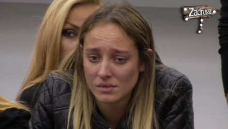 Vidno uznemirena i ljuta, snimila je niz storija u kojima je poručila da je influenser, koji zarađuje od reklama