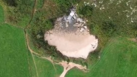 Zamislite plažu koja nema direktan izlaz na more, a ipak njen pesak zapljuskuju morski talasi. Takvo mesto zaista postoji u Španiji, i zove se plaža Gulpijuri  (Playa de Gulpiyuri).