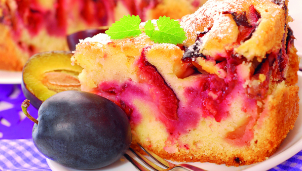 griz kolač sa šljivama