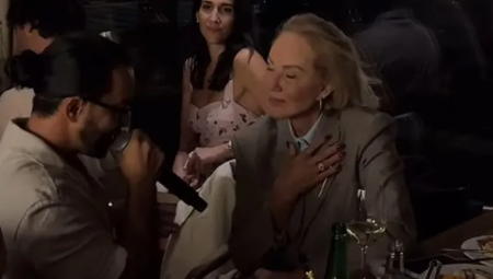 Brena se sve vreme smeškala i držala ruku na grudima, dok je uživala što Adil samo za nju peva