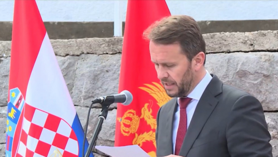 Raško Konjević na otvaranju sramne ploče u Morinju