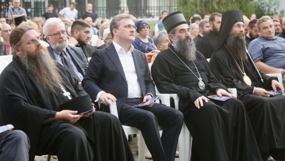 Nikola Selaković sa sveštenstvom na festivalu