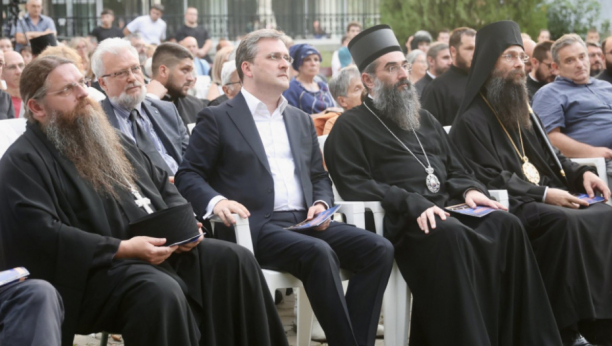 Nikola Selaković sa sveštenstvom na festivalu