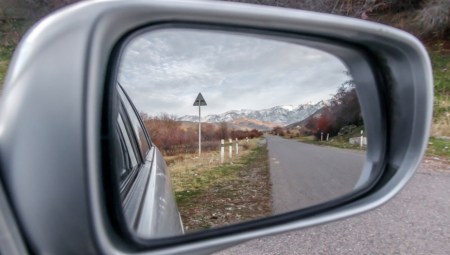 Mnogi vozači prekrivaju bočne retrovizore plastičnim kesama ili specijalnim navlakama