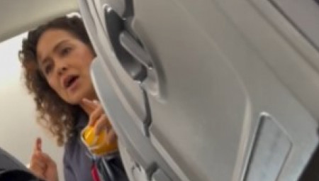 Viralni video koji je osvanuo na Instagramu prikazuje napet trenutak u avionu na letu iz Kostarike za Teksas, kada je jedna putnica pokušala da prekine bezbednosne procedure