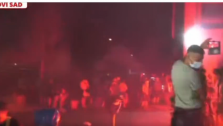 Večeras u Novom Sadu blokaderi su napali policiju ispred Filozofskog fakulteta i DIF-a, lomili ograde i udarali šipkama, pokazujući da im je nasilje jedini način delovanja.