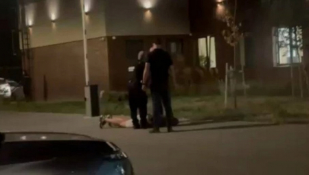 Policija u Novom Sadu sprovela je hapšenja blokadera koji su izazivali haos, sateravši nasilnike u ćošak i stavljajući im lisice. Snimci prikazuju odlučnost MUP-a u očuvanju reda i sigurnosti.