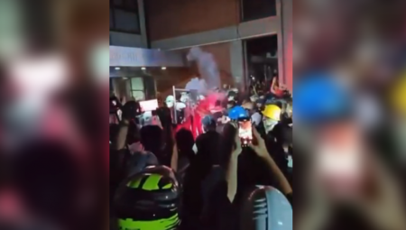 Večeras su blokaderi u Novom Sadu napali policiju i pokušali da zapale Filozofski fakultet, ugrožavajući živote ljudi i narušavajući javni red. Policija je intervenisala da zaštiti građane i stabilnost grada