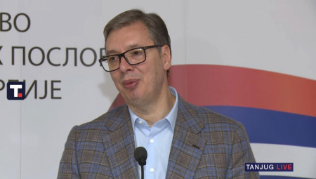 Predsednik Aleksandar Vučić uživo iz MUP-a osudio nasilje blokadera u Novom Sadu, poručivši da „bednici i kukavice nikada neće pobediti Srbiju“ i najavio dolazak podrške građana u 120 mesta u nedelju.