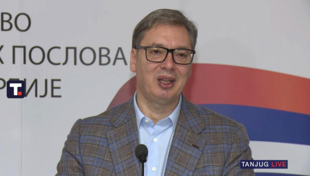 Predsednik Aleksandar Vučić poručio da će Srbija uvek štititi svoje interese i čuvati mir, upozorivši spoljne napadače da će država odgovoriti odlučno i biti snažnija nego ikad u istoriji.