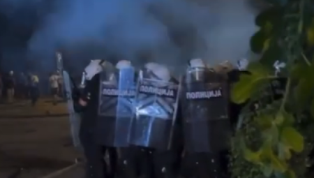 Večeras su blokaderi u Novom Sadu napali policiju i pokušali da zapale Filozofski fakultet, ugrožavajući živote ljudi i narušavajući javni red. Policija je intervenisala da zaštiti građane i stabilnost grada