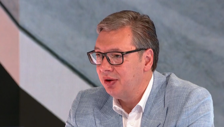 Govoreći o Vesiću i Momiroviću, Vučić kaže da Vesića poznaje dugo, i da su obojica političari koji znaju šta ide u rok službe.