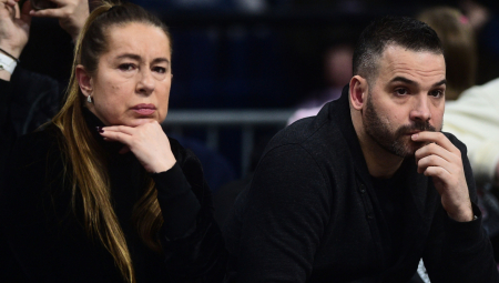 Na fotografiji baka ponosno drži unuku