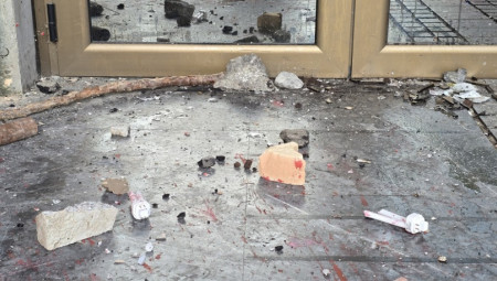 Filozofski fakultet u Novom Sadu oglasio se povodom sinoćnjih nasilnih događaja ispred zgrade ove visokoškolske ustanove.