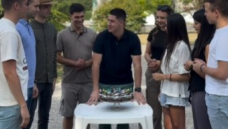 Saborci i studenti koji žele da uče iz Pionirskog parka javno su čestitali rođendan Milošu Pavloviću, ističući njegovu istrajnost, duh i prijateljstvo koje pruža oslonac svima oko njega.