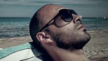 Devojke lude za njim