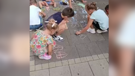 Upravo kroz dečju igru i crteže poslata najsnažnija poruka , budućnost treba da pripada radosti i stvaranju, a ne ograničenjima.