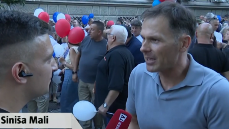 Ministar finansija Siniša Mali pridružio se večeras okupljenim građanima protiv blokada u Zemunu.