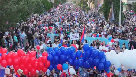 Cela Srbija danas je juče ustala. Građani su se okupili sinoć, četvrti put u poslednje tri nedelje, u više gradova širom zemlje kako bi rekli stop blokadama.
