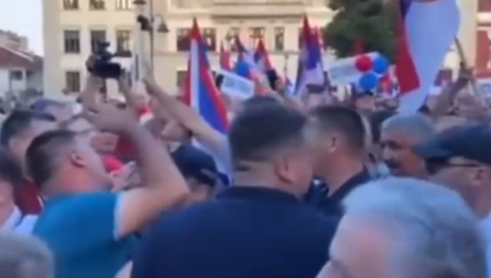 U Čačku je danas došlo do incidenta tokom mirnog okupljanja građana koji su izrazili protivljenje blokadama