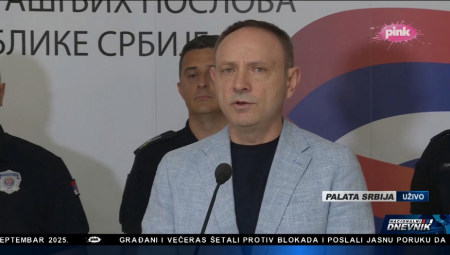 Direktora policije Dragan Vasiljević obatio se nakon održanog skupa građana protiv blokada i tom prilikom izneo procenu MUP-a da je okupljenih bilo oko  126.399