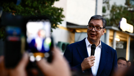 Predsednik Aleksandar Vučić izjavio je sinoć na skupu građana protiv blokada u Borči, u beogradskoj opštini Palilula, da je sve više ljudi na skupovima protiv blokada u Srbiji, kao i u Beogradu i dodao da su juče u Šapcu blokaderi pokušali da izazovu incident i stanu na put koloni, iako ih je bilo malo, ali da je pametniji popustio.