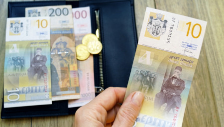 Džepove odeće koja visi u ormanu napunite sitnim papirnim novcem