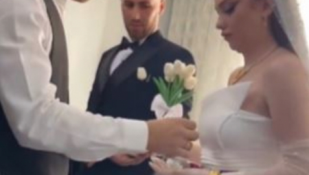 Kada je shvatila šta drži, mlada nije mogla da zadrži suze – rasplakala se, zagrlila brata i poljubila mu ruku