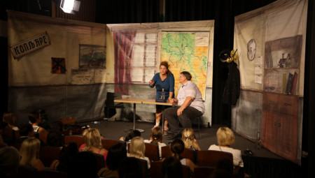 Duhovita i istovremeno dirljiva drama o braku, istini i svim onim sitnim neistinama koje godinama polako, ali sigurno nagrizaju odnose opisana je u predstavi „Laži me”, gde su se u glavnim ulogama našli maestralni Aleksandar Dunić i Sandra Bugarski