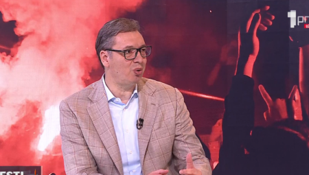 Predsednik Srbije Aleksandar Vučić osudio je skandalozni poklič „Ubi Srbina“ na sportskim događajima, ukazujući na nedostatak reakcije zvaničnih institucija i medija u Hrvatskoj i Crnoj Gori, te opasnu normalizaciju mržnje prema Srbima.