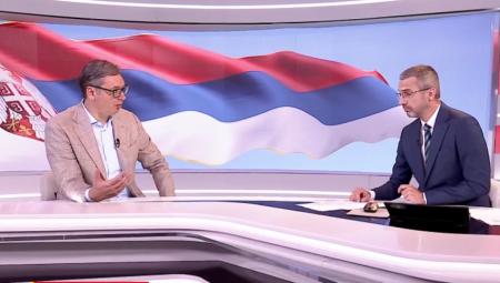 Predsednik Srbije Aleksandar Vučić najavio vojnu paradu sa 10.000 vojnika, ističući modernizaciju Vojske Srbije, novu opremu i sposobnost odbrane od balističkih raketa, pokazujući napredak i snagu oružanih snaga zemlje.