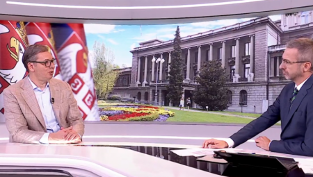 Predsednik Aleksandar Vučić najavio je povećanje minimalne zarade u Srbiji na 500 evra od oktobra i 550 evra od januara 2026. godine. Govorio je i o mogućoj poseti Japanu, Ekspu u Osaki, sastancima sa premijerom i biznis zajednicom, kao i o izazovima blokaderskog pokreta i obojene revolucije.