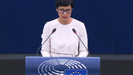 Marta Kos danas je po prvi put jasno osudila vandalizam blokadera, paljenje prostorija političkih stranaka, napade na članove Vlade i njihove porodice!