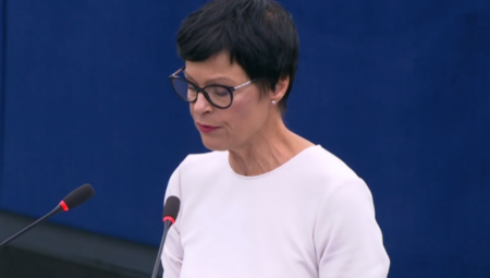 Evropska komesarka Marta Kos danas je govorila u Evropskom parlamentu i potkačila blokadere