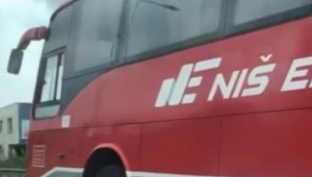 Video autobusa Niš ekspresa iz Srbije postao je prava internet senzacija nakon što je objavljen na popularnoj stranici 9gag, gde je za samo nekoliko sati prikupio milione pregleda