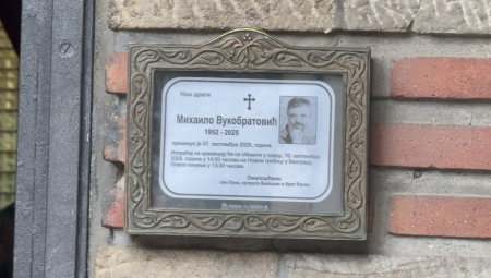 Na umrlici koja je zalepljena ispred kapele potpisana su samo tri imena