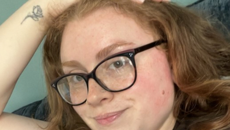 Jedna svekrva iz SAD izazvala je pravu lavinu komentara na društvenim mrežama nakon što je pokušala da na sinovljevo venčanje dođe u haljini koja je izgledala kao prava venčanica