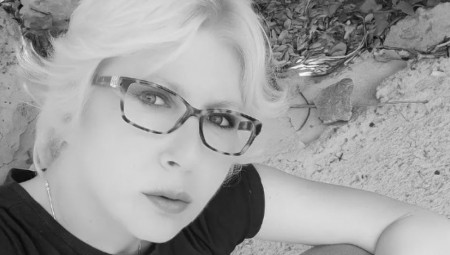 U sali su odjekivali zvuci grčke muzike, koju je Ksenija obožavala