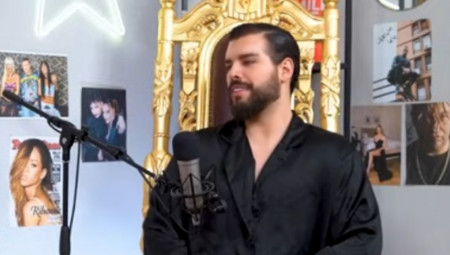 Adam je više puta u javnosti istakao da je posebno vezan za svoju majku Alis