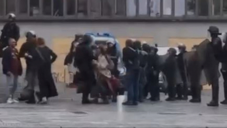 Francuska policija juče je razbila svaki pokušaj blokada u toj zemlji, primenjujući svu neophodnu silu da bi uspostavila red u državi.