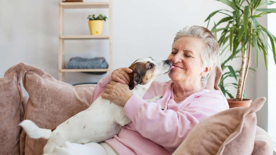 starija žena sa psom