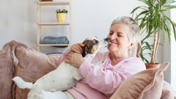 starija žena sa psom