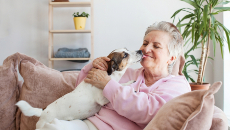 U Orlandu na Floridi, ispred supermarketa Plaza Tropical, dogodio se nesvakidašnji incident kada je Shirley Pasamanick, žena u kasnim sedamdesetim godinama, spasila svog 14-godišnjeg terijera Sparkyja od napada Pit Bulla – tako što je ugrizla psa za vrat