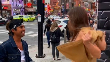 Na društvenim mrežama postao je viralni snimak manekenke koja se skida nasred ulice i pozira u minijaturnom bikiniju, izazivajući pravu buru reakcija prolaznika