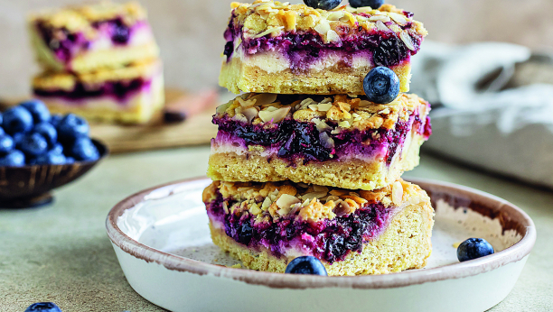 žuti kolač sa borovnicama